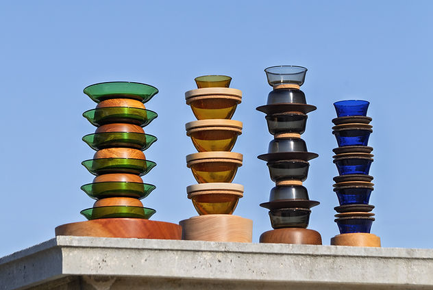 Useful Totem, pièces d'art et de design modulaires composées d'éléments en verre coloré et de socles en bois tourné.