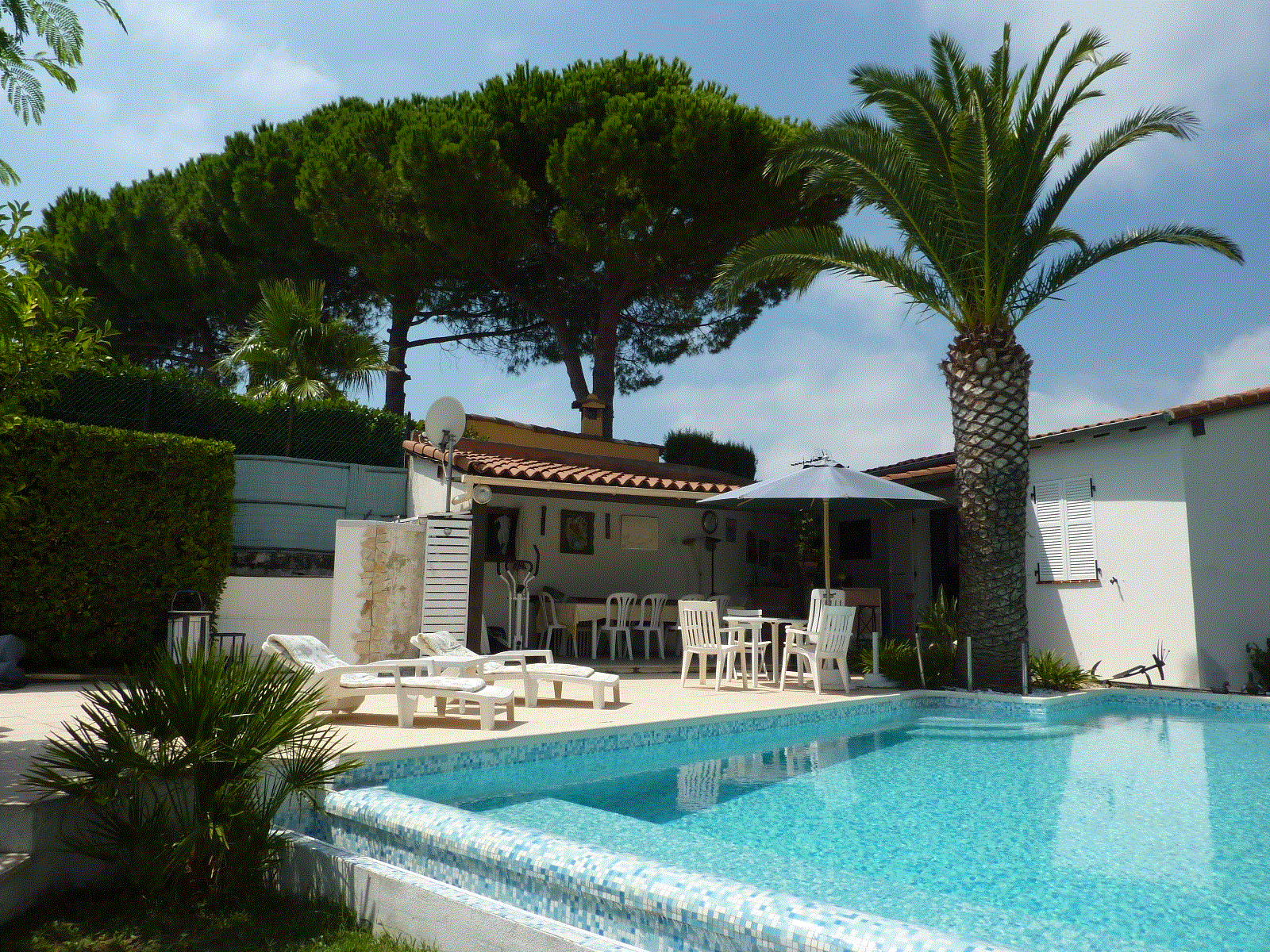 Piscine et solarium