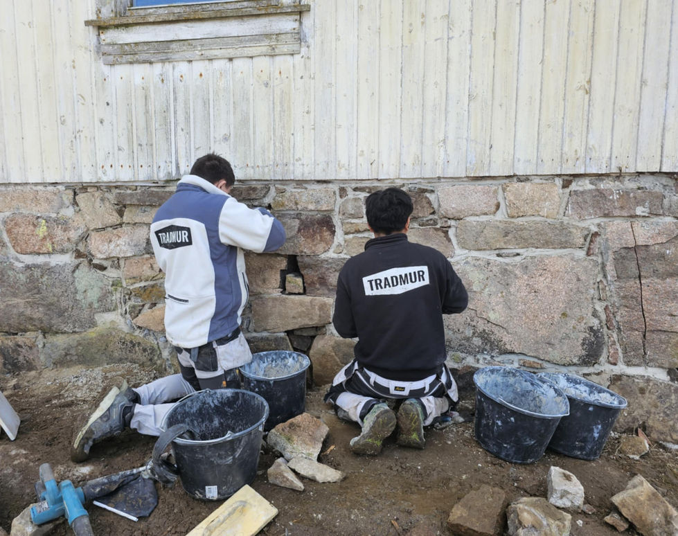 antikvarisk muring av naturstein i eldre bygg