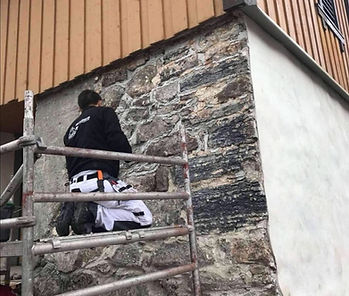Muring og restaurering av naturstein utført av murerfirma i Hamar og Innlandet – tradisjonelt murarbeid på verneverdig bygg på Hamar