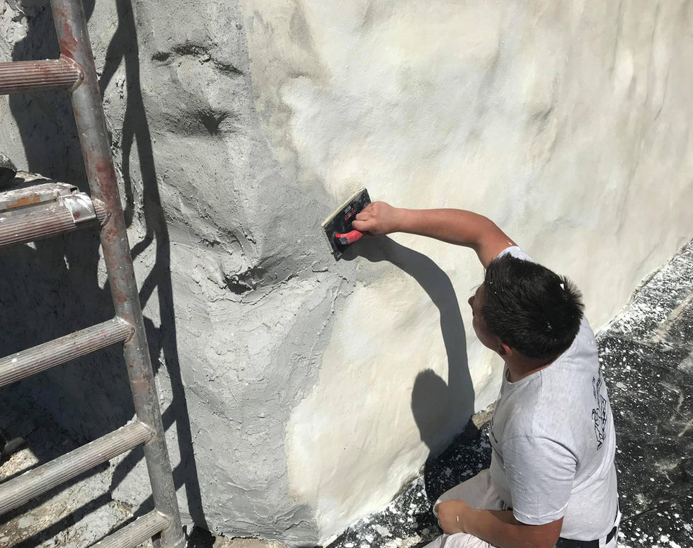 Antikvarisk pussing av grunnmur med kalk innvendig, restaurering av eldre murverk i Innlandet.