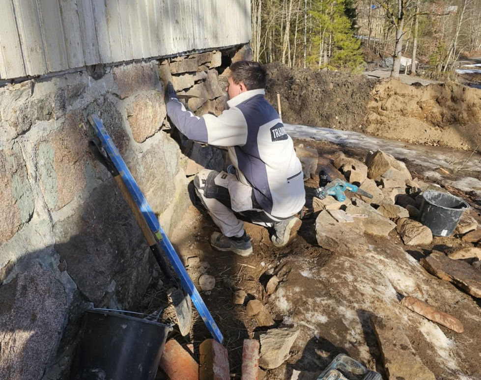 antikvarisk muring av naturstein i eldre bygg