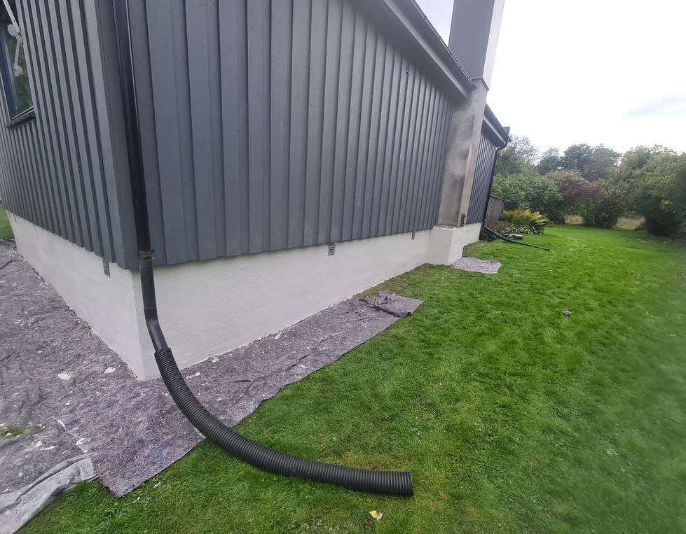 pussing av grunnmur på bakside av bygg i Elverum Innlandet utført av murer med fiberpuss