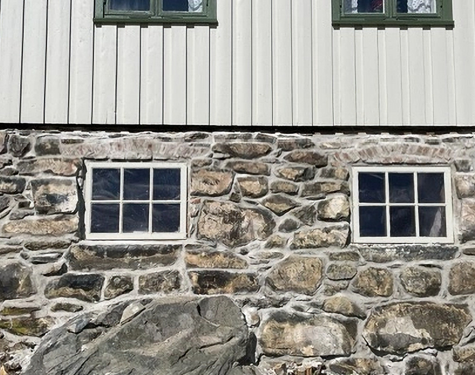 antikvarisk muring av naturstein på eldre bygg
