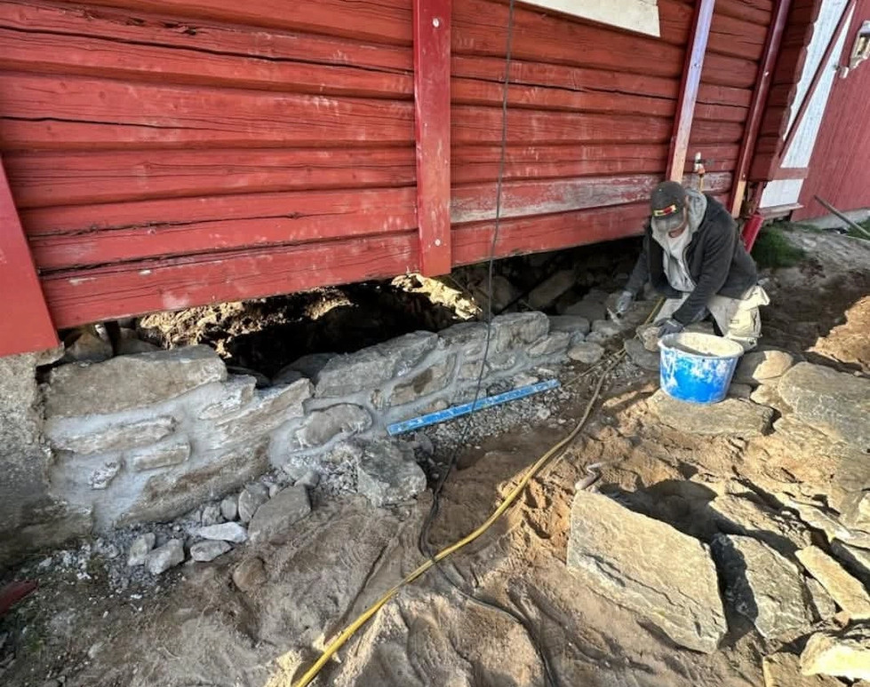antikvarisk muring av naturstein i eldre bygg