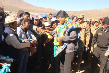 Morales pide a pobladores de Sabaya esfuerzos para frenar el contrabando que llega desde Chile