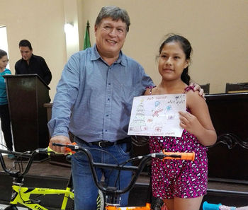 Premian a niños que participaron del concurso navideño