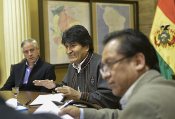 Morales retoma actividades tras operación en la garganta y dirige gabinete de ministros