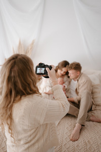 Newbornshooting Aalen Fotografin Jenni beim fotografieren von mama und papa