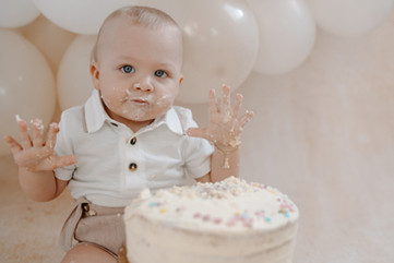 Professionelles Cake Smash Fotoshooting für den ersten Geburtstag in Aalen