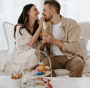 Eltern mit Baby im gemütlichen Fotostudio in Aalen