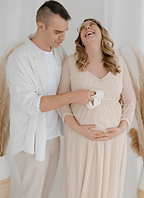 Paar beim Babybauchshooting im Fotostudio in Aalen