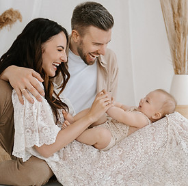 Familie mit Baby bei einem entspannten Babyshooting im Fotostudio in Aalen