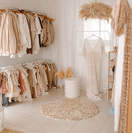 Kundengarderobe mit Outfits für Babybauch- und Babyshootings im Fotostudio Aalen