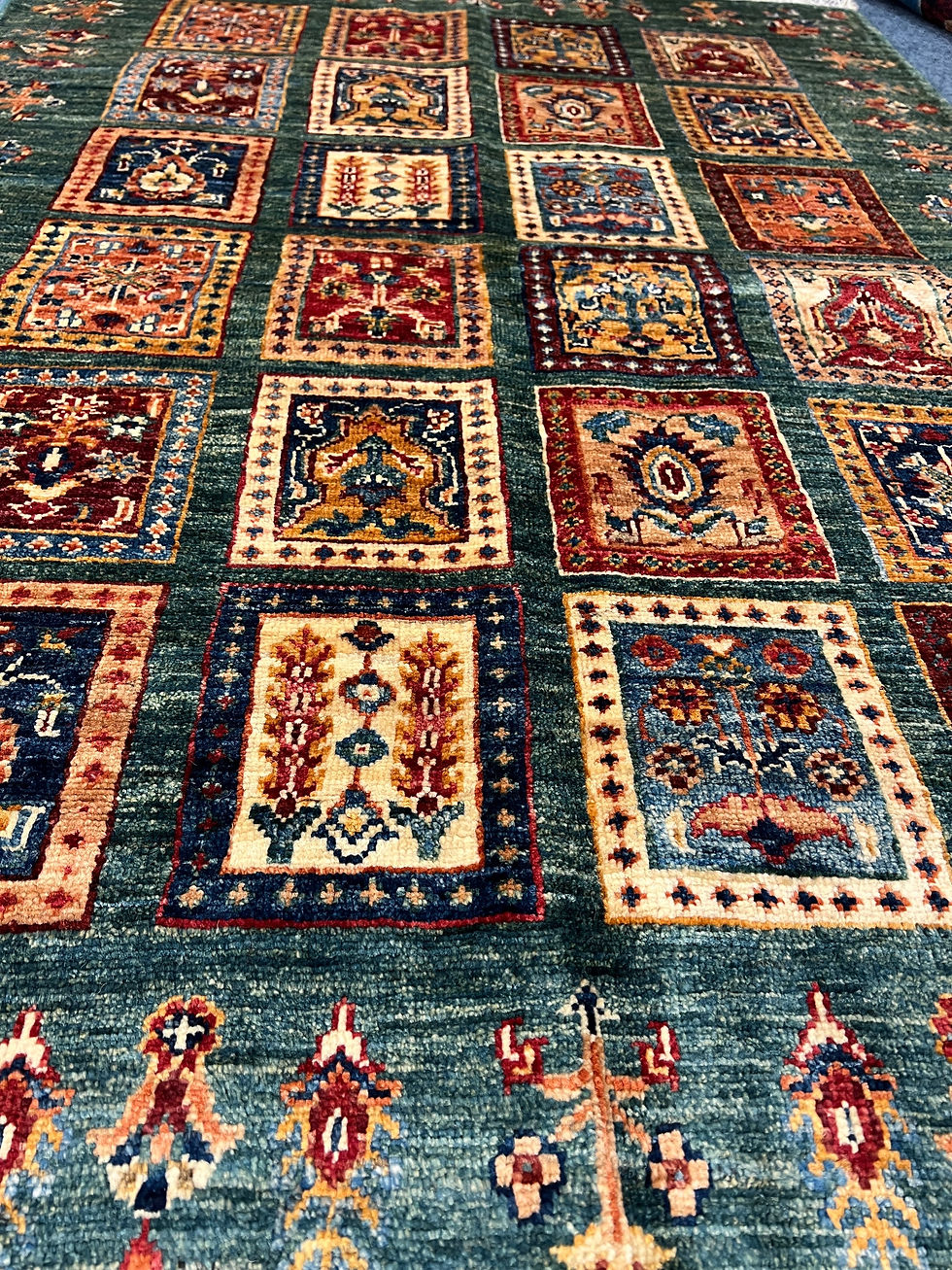 Thumbnail: 草木染め手織り絨毯　(アフガニスタン産)