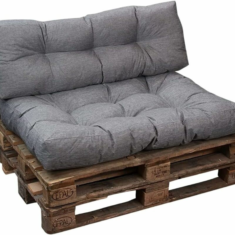 Canapé lounge fabriqué en palettes de bois avec coussins d'assise et de dossier gris.