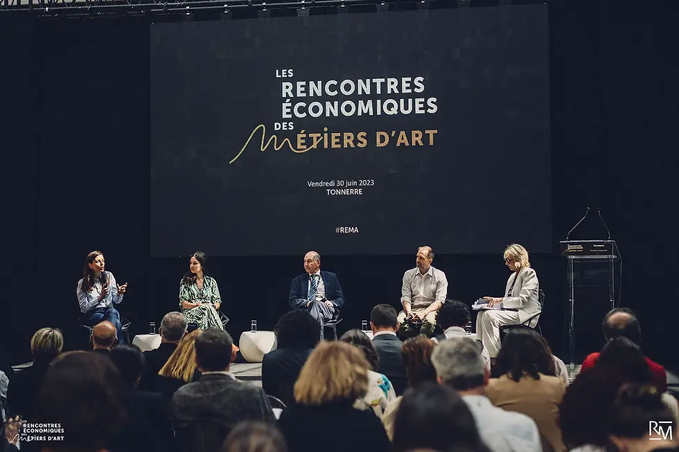 Cinq conférenciers réunis sur scène lors des Rencontres Économiques des Métiers d’Art au Marché couvert de Tonnerre.