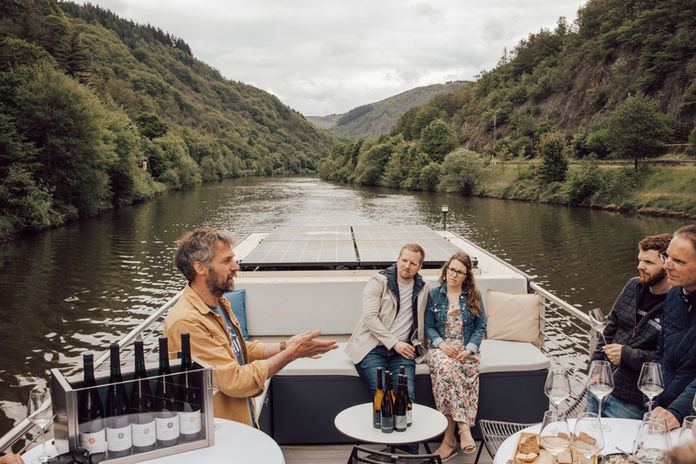 Winzer Michael Weber auf einem Joylife Boat deck während einer Weinprobe