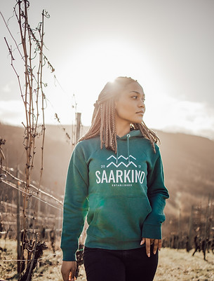 junge Frau im Weinberg mit grünem SAARKIND Hoodie 