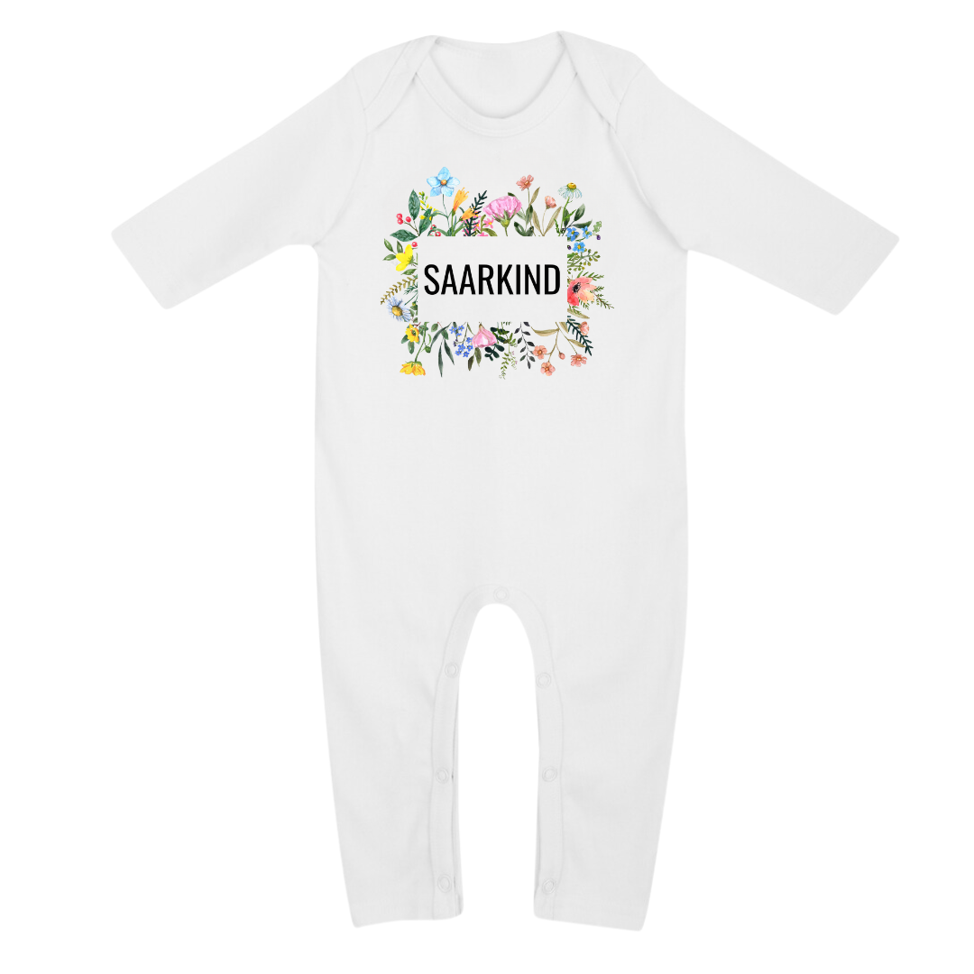 Produktbild des SAARKIND Langarm Stramplers mit Blumenmuster mittig auf dem Langarm Strampler