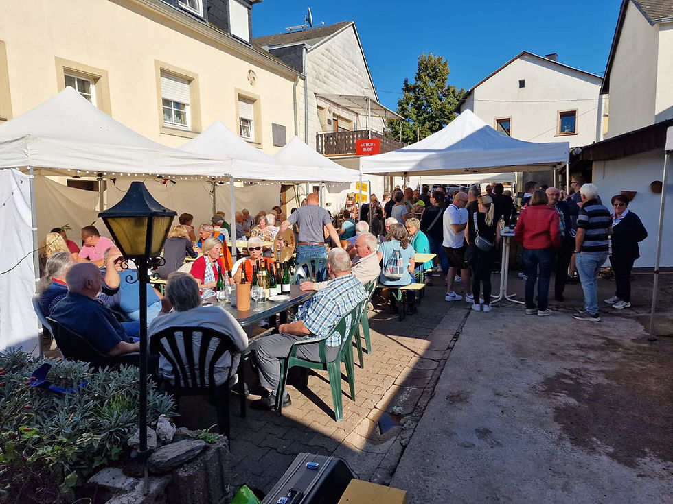 Bild des Hofes des Weinguts mit Besucher des Hoffestes vom Weingut Johann Koch aus Wiltingen
