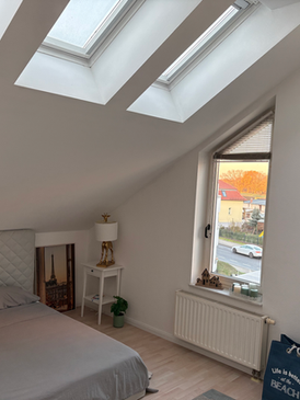 Wohnungsrenovierung Berlin – renoviertes Zimmer mit neuem Boden und weißen Wänden