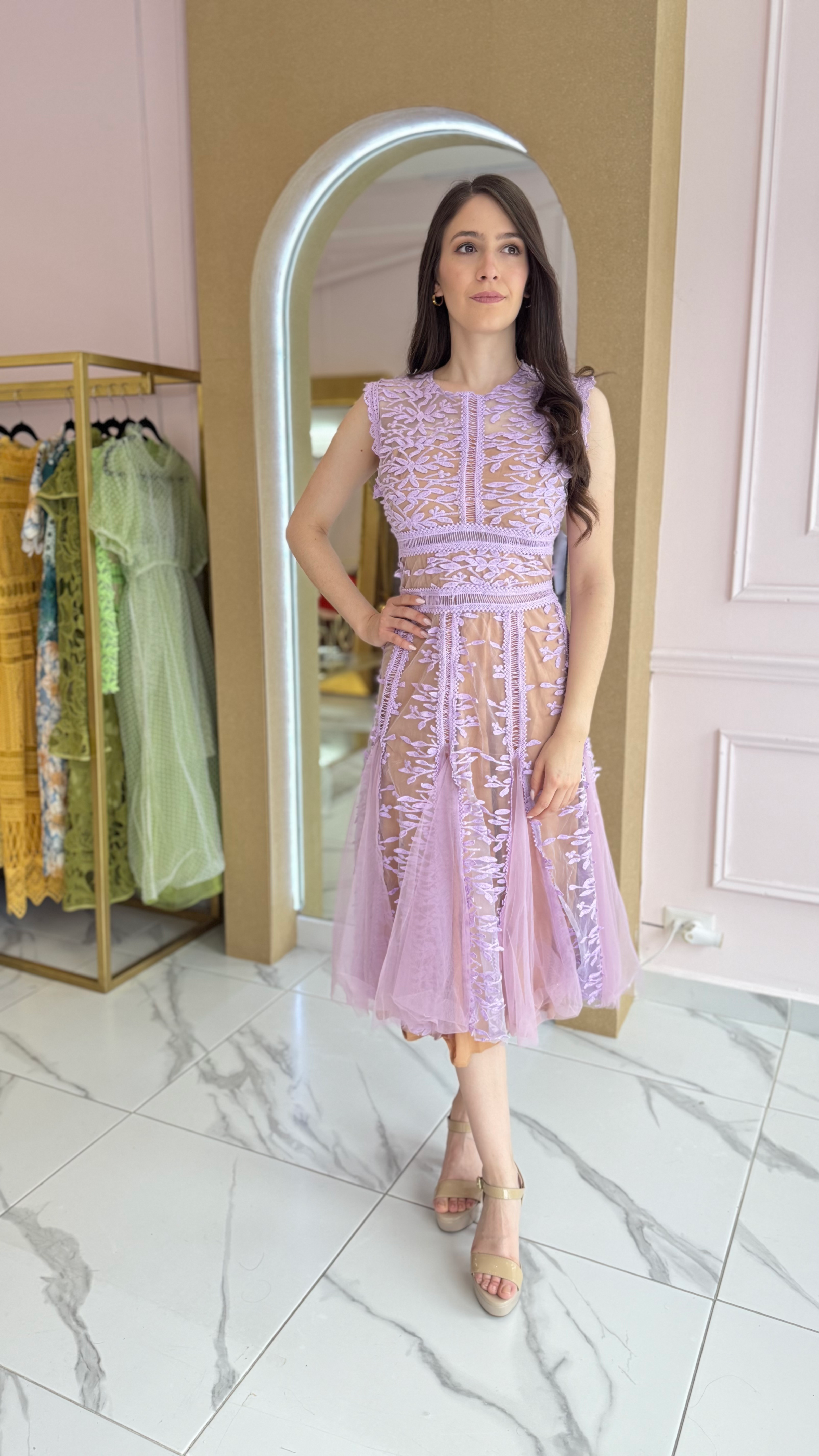 Vestido de encaje lila midi sin mangas