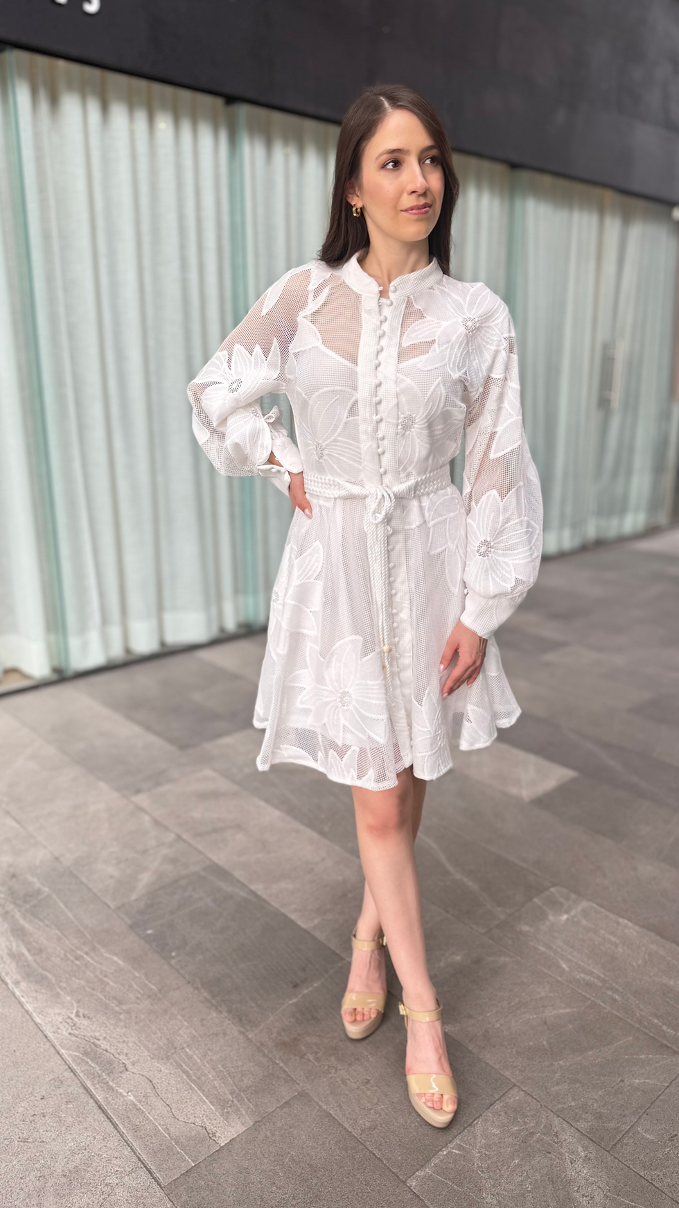Vestido de encaje blanco corto con manga larga