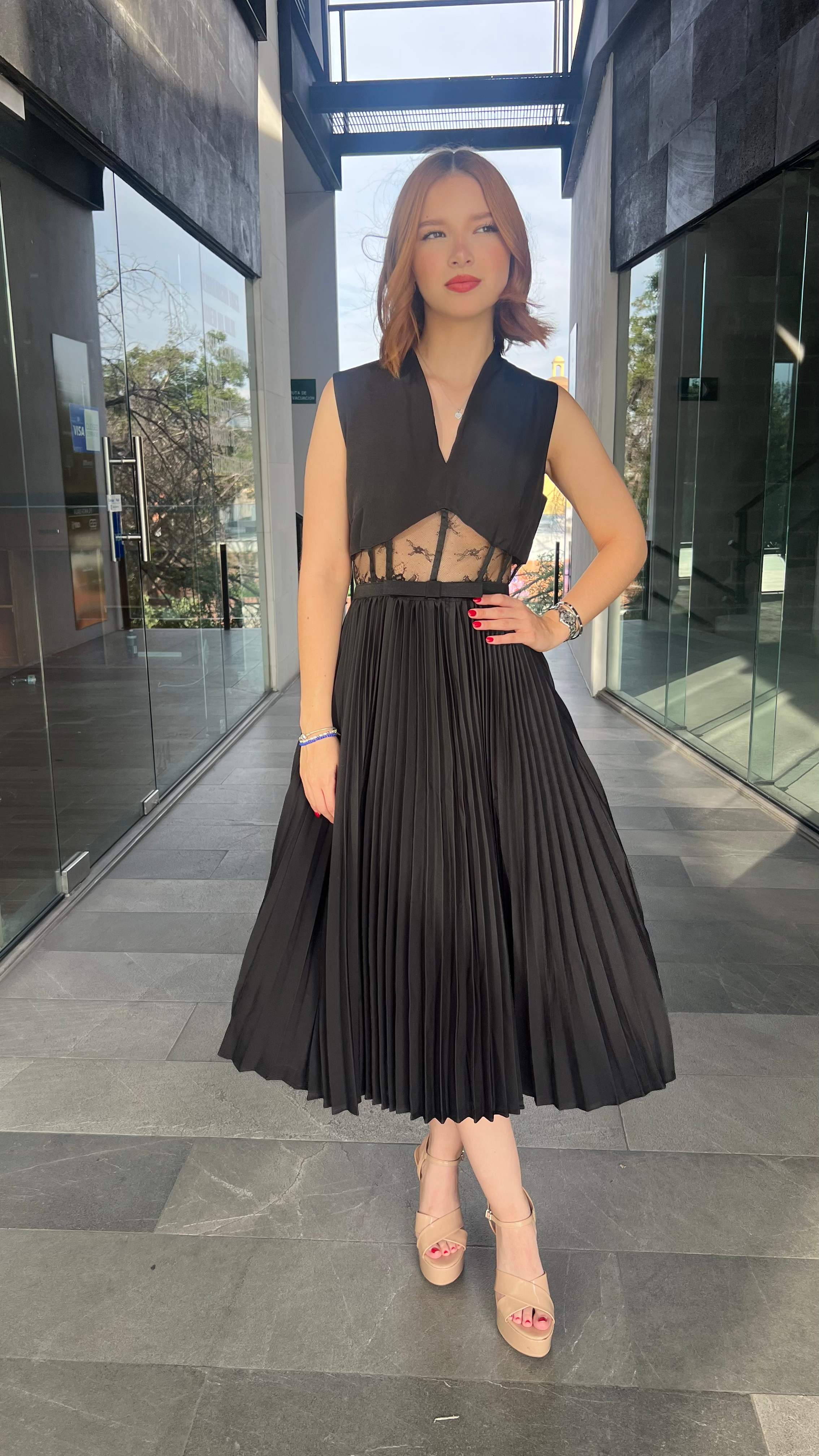 Vestido negro plisado con transparencias