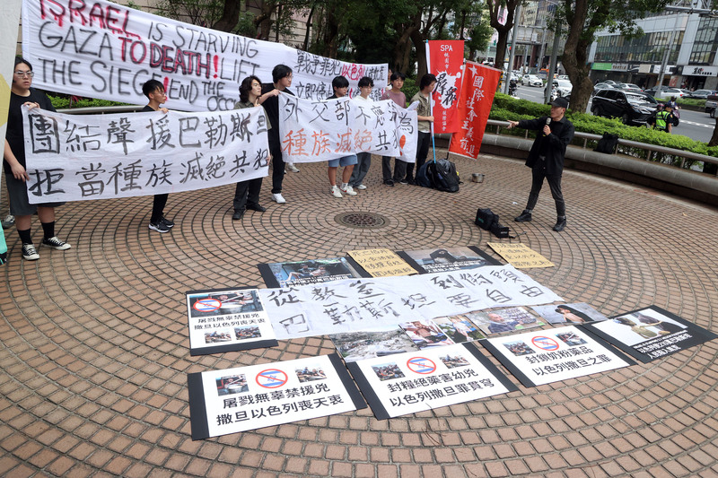 台大勞工社等學生團體30日下午到以色列駐台辦事處外抗議,以行動聲援巴勒斯坦。圖/中央社