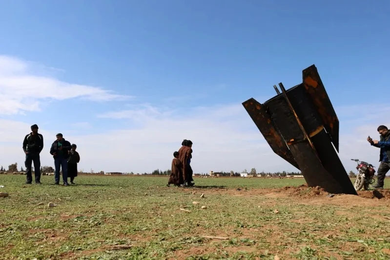伊朗飛彈落在敘利亞卡札爾喬村中，吸引村民拍照。土耳其4日也傳出遭伊朗飛彈攻擊。歐新社