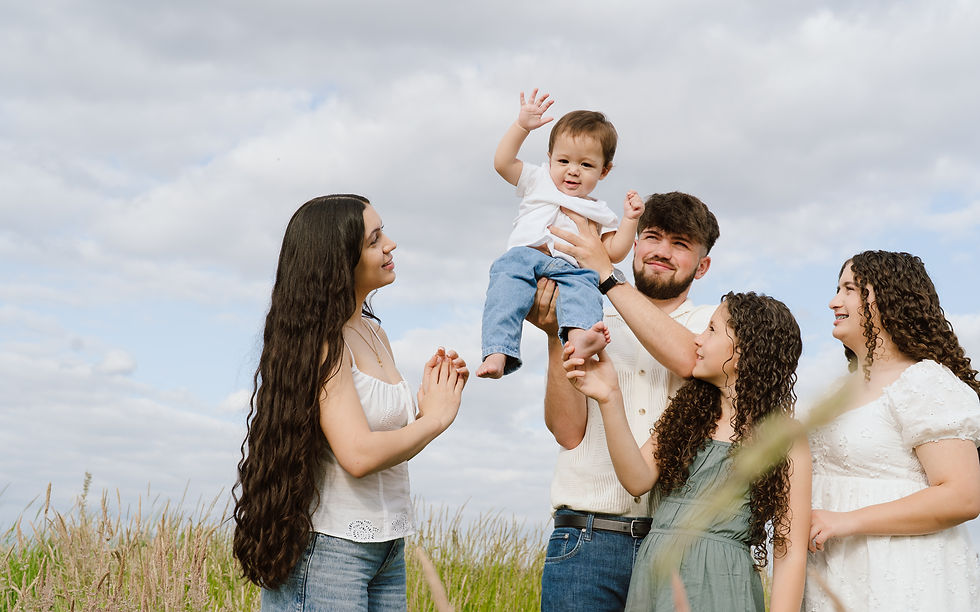 Del Arca siblings in field