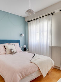 Chambre d'ado moderne, mur turquoise pastel, tête de lit en velours bleu, linge de lit rose poudré.
Appliques boules blanches, guirlande lumineuse décorative, rideaux blancs légers, décoration chambre pastel, aménagement petit appartement.
Doux, contemporain, "hygge".