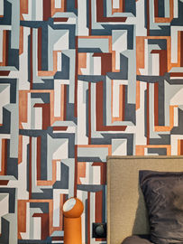 gros plan sur les détails de décoration de la chambre, accent sur les textures et le design graphique,
papier peint graphique, motif géométrique, décoration de chambre, tête de lit grise, lampe de chevet design, luminaire terracotta, style contemporain, tendance déco, textile de lit, décoration murale, aménagement intérieur, design moderne, palette de couleurs automnales, bleu et orange, chambre d'adulte, décoration minimaliste, détail décoration, ambiance moderne, décoration originale, papier peint panoramique
