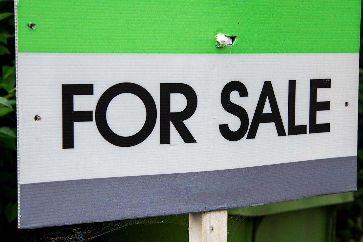 For sale sign in front of a Lakewood, CO home during the fall selling season