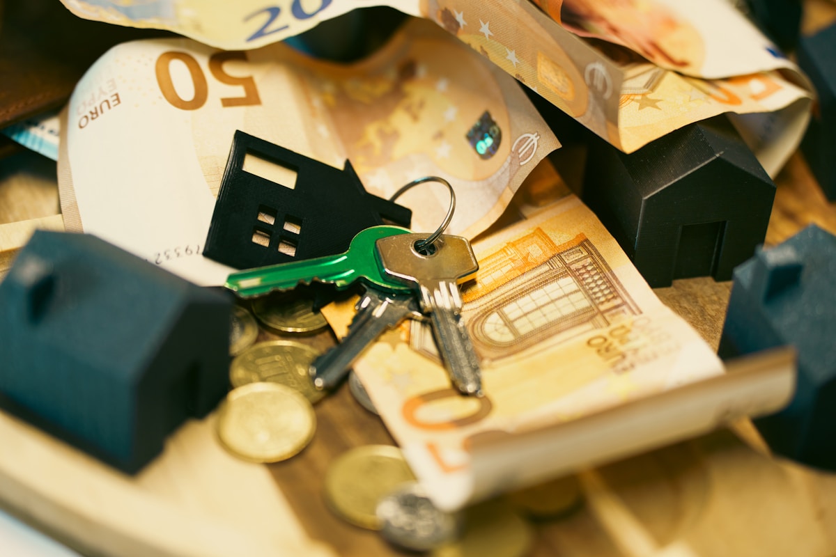 House keys and money representing an assumable mortgage for Lakewood, CO home buyers