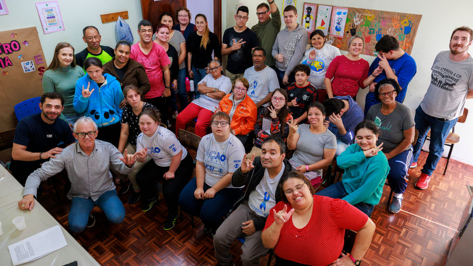 Instituição Geny Ribas recebe palestra sobre a história do teatro ocidental
