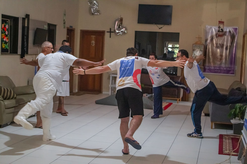 Projeto cultural utiliza teatro e literatura como apoio à recuperação na comunidade terapêutica Rainha da Paz