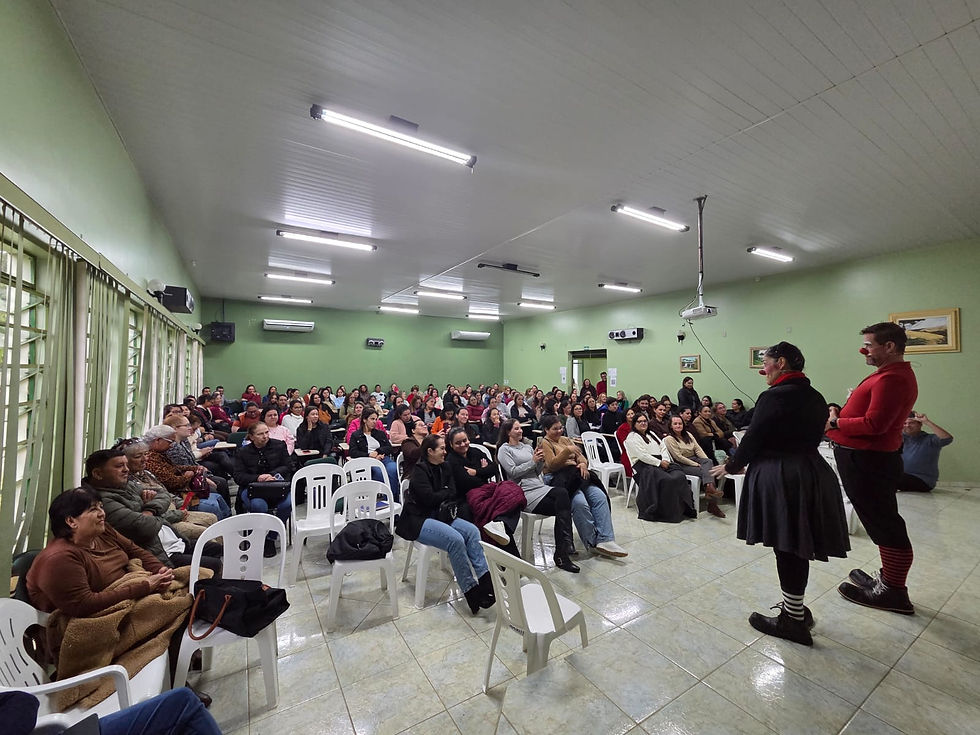 Doutores Palhaços levam “palhestra” sobre saúde emocional e felicidade para professores da rede municipal de Tibagi