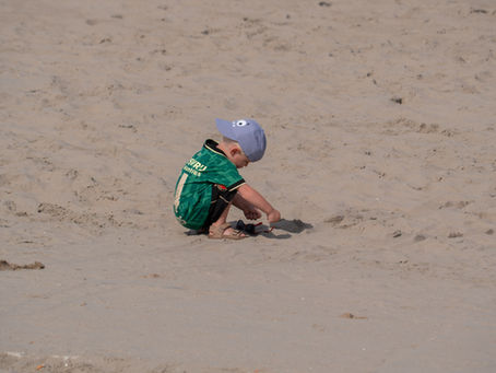 Mensen kijken op het strand van Noordwijk