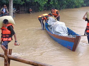 AA soldiers helping the resident experiencing floods.