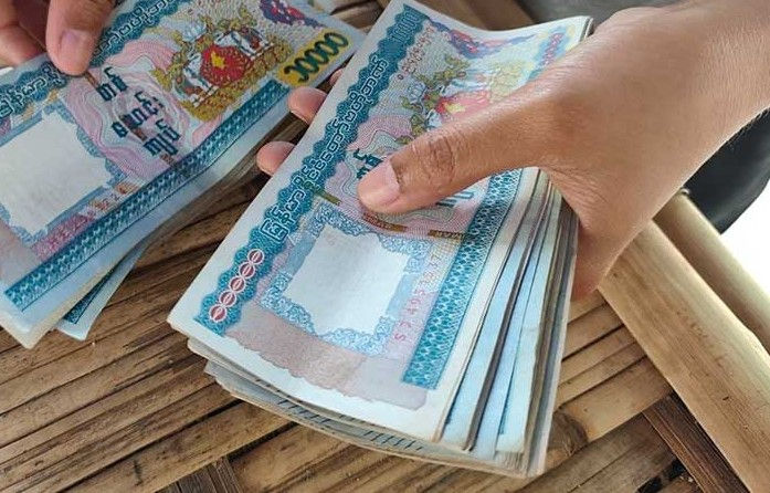 Severe Cash Shortage Causes Difficulties for Money Transfers and Withdrawals in Arakan