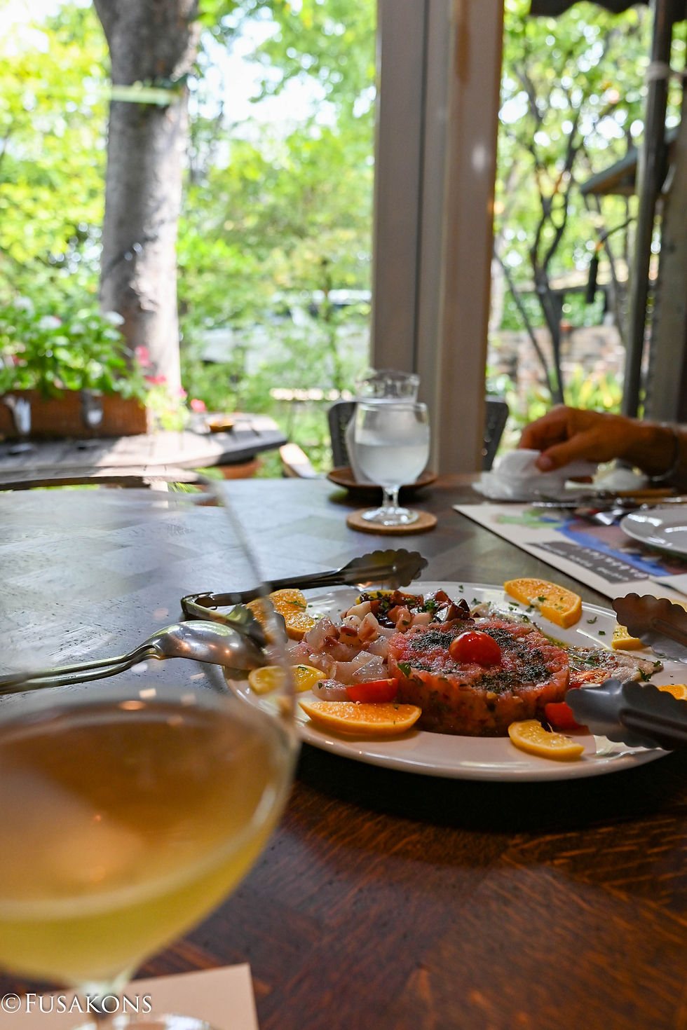 Ogni mattina lo chef Mori si reca personalmente al porto per acquistare il pescato.