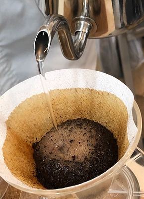 コーヒーを注いでる写真.jpg