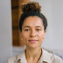 Krystyna Okoye-Montis mittel.jpeg