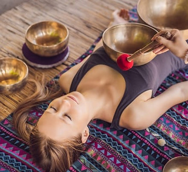 Massage-sonore-vibratoire-seance-sonothérapie-méditation-bien-être-relaxation-soin-spa-Cal