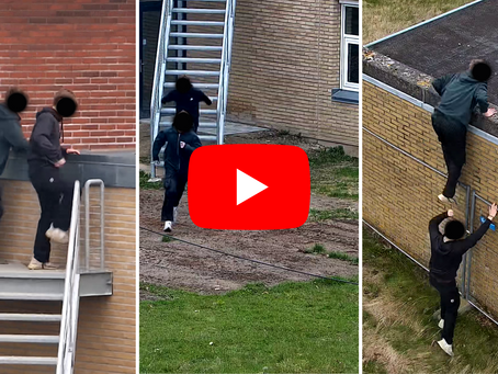 2 drenge klatre over hegnet til en byggeplads på en skole