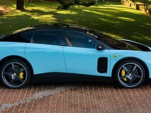 La Première Ferrari Électrique Critiquée