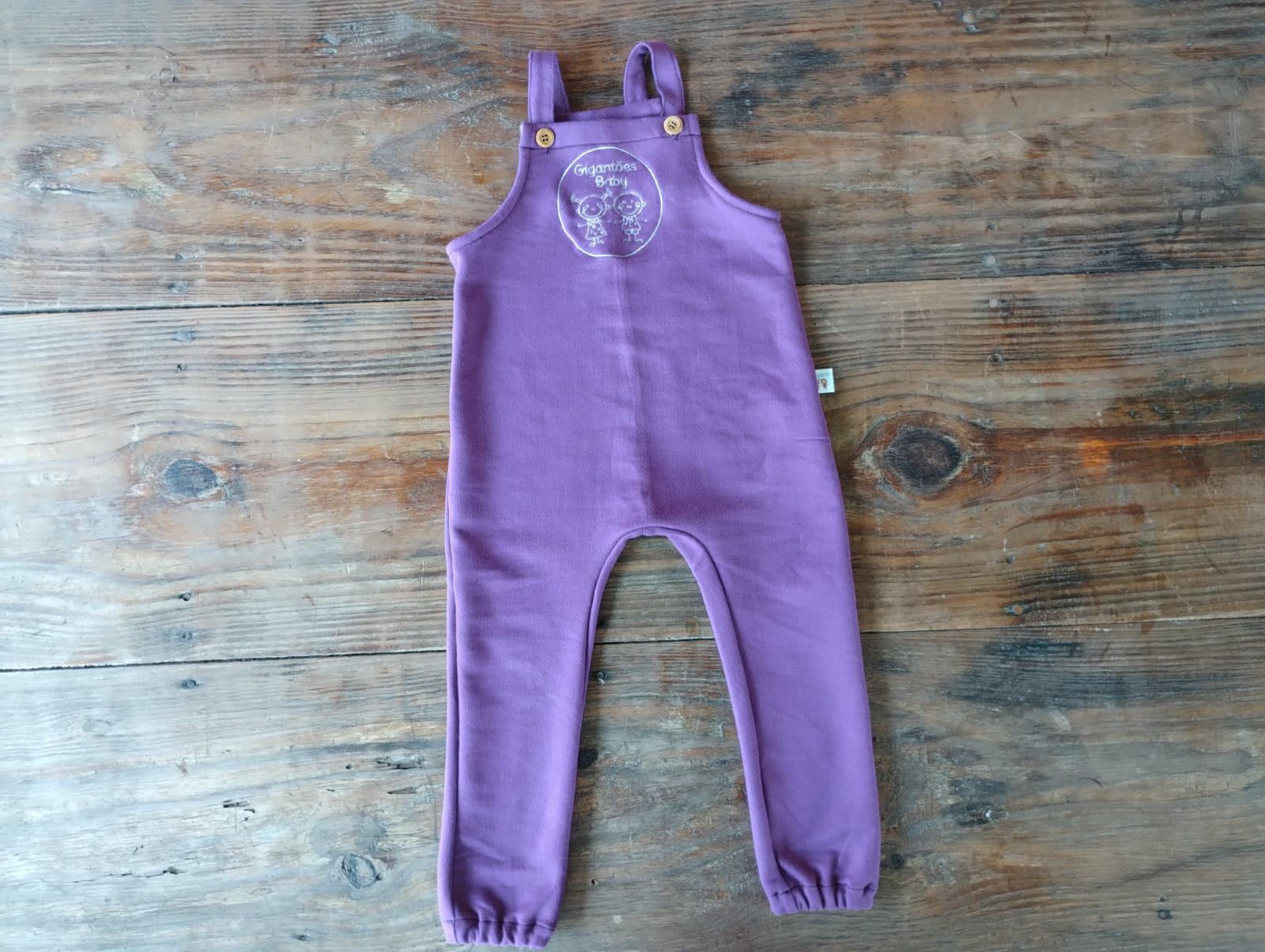 Jardineira Gabriel uva moletom careca lisa