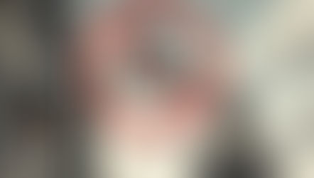 Padre con maleta intentando huir para evitar pagar pensión alimenticia.